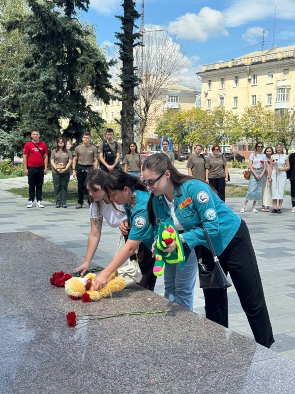 Состоялось возложение цветов к памятнику Луганской Божьей Матери в честь детей, которые стали жертвами войны на Донбассе Состоялось возложение цветов к памятнику Луганской Божьей Матери в честь детей, которые стали жертвами войны на Донбассе