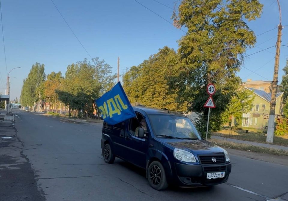 В день памяти погибших детей Донбасса актив Стахановского отделения ЛДПР принял участие в благотворительном автопробеге В день памяти погибших детей Донбасса актив Стахановского отделения ЛДПР принял участие в благотворительном автопробеге