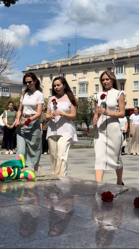 Состоялось возложение цветов к памятнику Луганской Божьей Матери в честь детей, которые стали жертвами войны на Донбассе Состоялось возложение цветов к памятнику Луганской Божьей Матери в честь детей, которые стали жертвами войны на Донбассе