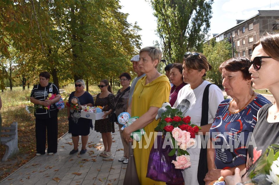В День памяти детей-жертв войны в Донбассе по инициативе активистов Первомайского местного отделения ВПП «Единая Россия» и отдела жизнеобеспечения г. Золотое, пос. Молодежное и с. Катериновка в городе Золотое состоялся... В День памяти детей-жертв войны в Донбассе по инициативе активистов Первомайского местного отделения ВПП «Единая Россия» и отдела жизнеобеспечения г. Золотое, пос. Молодежное и с. Катериновка в городе Золотое состоялся...