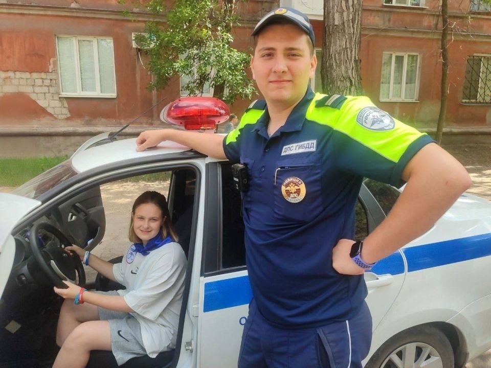 От теории к практике: юные инспекторы Алчевска заглянули в мир ГАИ От теории к практике: юные инспекторы Алчевска заглянули в мир ГАИ