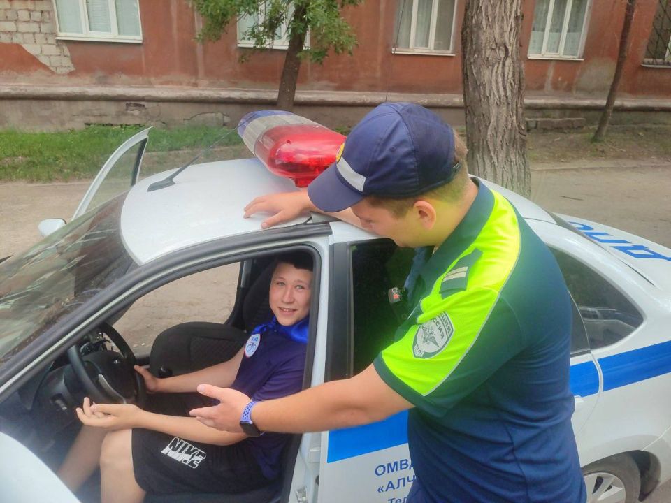 От теории к практике: юные инспекторы Алчевска заглянули в мир ГАИ От теории к практике: юные инспекторы Алчевска заглянули в мир ГАИ