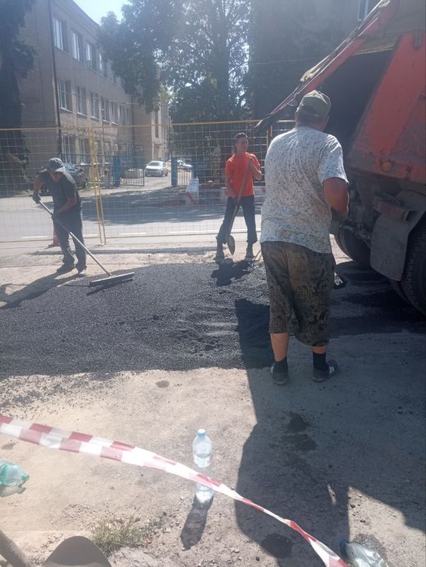 Андрей Рубанцов: Сегодня ГУП ЛНР "Лугансквода" работает над восстановлением асфальтового покрытия на улице Карла Маркса Андрей Рубанцов: Сегодня ГУП ЛНР "Лугансквода" работает над восстановлением асфальтового покрытия на улице Карла Маркса