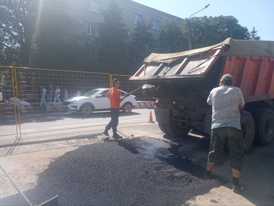 ГУП ЛНР "Лугансквода" работает над восстановлением асфальтового покрытия на улице Карла Маркса ГУП ЛНР "Лугансквода" работает над восстановлением асфальтового покрытия на улице Карла Маркса