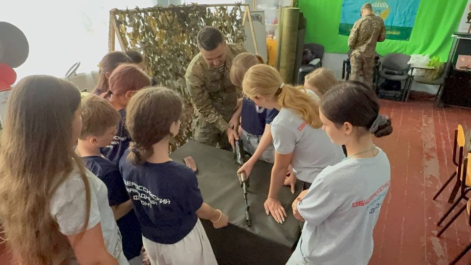 «Голубые береты ». За окном жаркая летняя погода, но ,не смотря на это ,на базе Брянковской средней школы №19 пошла дружественная встреча военнослужащих 2 батальона парашютно-десантного Костромского Гвардейского полка с... «Голубые береты ». За окном жаркая летняя погода, но ,не смотря на это ,на базе Брянковской средней школы №19 пошла дружественная встреча военнослужащих 2 батальона парашютно-десантного Костромского Гвардейского полка с...