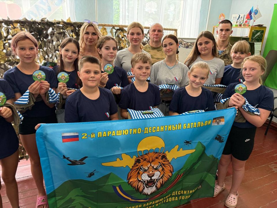 «Голубые береты ». За окном жаркая летняя погода, но ,не смотря на это ,на базе Брянковской средней школы №19 пошла дружественная встреча военнослужащих 2 батальона парашютно-десантного Костромского Гвардейского полка с... «Голубые береты ». За окном жаркая летняя погода, но ,не смотря на это ,на базе Брянковской средней школы №19 пошла дружественная встреча военнослужащих 2 батальона парашютно-десантного Костромского Гвардейского полка с...