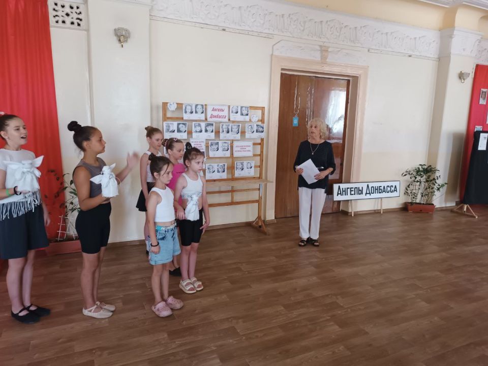 В Кировском городском Дворце культуры состоялся урок памяти «БЕЛЫЕ АНГЕЛЫ ДОНБАССА», в котором приняли участие воспитанники образцового хореографического коллектива «Улыбка» и сотрудники городского Дворца культуры В Кировском городском Дворце культуры состоялся урок памяти «БЕЛЫЕ АНГЕЛЫ ДОНБАССА», в котором приняли участие воспитанники образцового хореографического коллектива «Улыбка» и сотрудники городского Дворца культуры