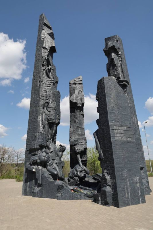 «Непокоренные»: символ мужества молодогвардейцев Краснодона в борьбе с немецко-фашистскими захватчиками «Непокоренные»: символ мужества молодогвардейцев Краснодона в борьбе с немецко-фашистскими захватчиками