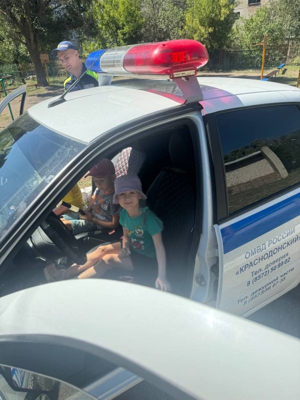 В дошкольных учреждениях Краснодона прошла акция "Безопасное лето!" с участием сотрудников ОГИБДД ОМВД «Краснодонский» В дошкольных учреждениях Краснодона прошла акция "Безопасное лето!" с участием сотрудников ОГИБДД ОМВД «Краснодонский»