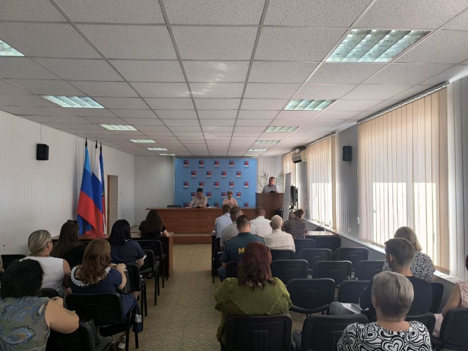 Альберт Зинченко: Сегодня совместно с заместителем председателя Совета Станично-Луганского МО Натальей Ушаковой провели аппаратное совещание с руководителями структурных подразделений, учреждений и предприятий округа Альберт Зинченко: Сегодня совместно с заместителем председателя Совета Станично-Луганского МО Натальей Ушаковой провели аппаратное совещание с руководителями структурных подразделений, учреждений и предприятий округа