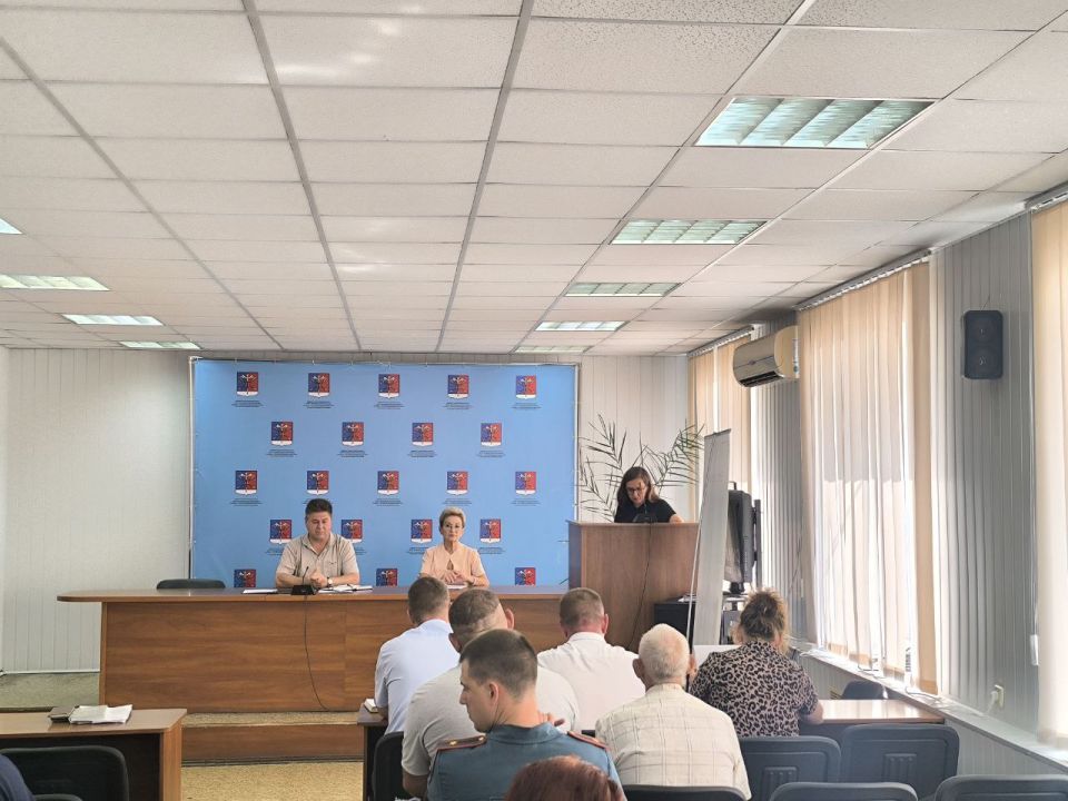 Альберт Зинченко: Сегодня совместно с заместителем председателя Совета Станично-Луганского МО Натальей Ушаковой провели аппаратное совещание с руководителями структурных подразделений, учреждений и предприятий округа Альберт Зинченко: Сегодня совместно с заместителем председателя Совета Станично-Луганского МО Натальей Ушаковой провели аппаратное совещание с руководителями структурных подразделений, учреждений и предприятий округа