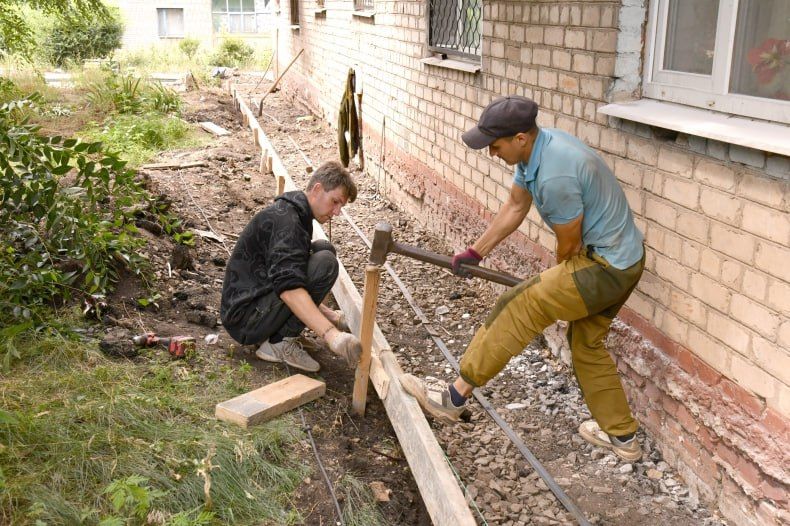 Красноярский край приступил к ремонту очередной кровли в кв. 60 лет СССР Красноярский край приступил к ремонту очередной кровли в кв. 60 лет СССР