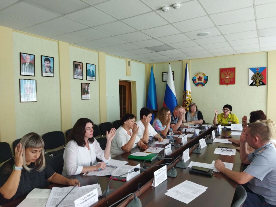 Сегодня в Администрации городского округа город Ровеньки состоялось заседание городской комиссии по делам несовершеннолетних и защите их прав Сегодня в Администрации городского округа город Ровеньки состоялось заседание городской комиссии по делам несовершеннолетних и защите их прав