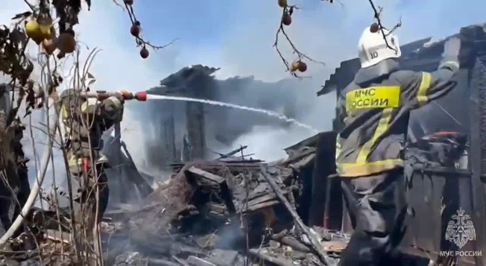 Оперативная ликвидация пожара в Ровеньках силами МЧС России