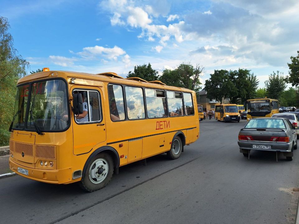 Вчера обучающиеся из Станично-Луганского муниципального округа с радостью отправились в увлекательное оздоровительное путешествие в МУ ОЦ «Орлёнок» Волгоградской области! Вчера обучающиеся из Станично-Луганского муниципального округа с радостью отправились в увлекательное оздоровительное путешествие в МУ ОЦ «Орлёнок» Волгоградской области!