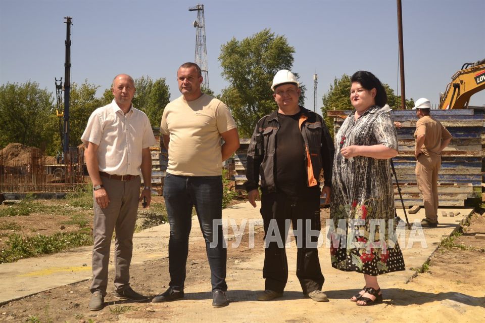 В поселке Родаково Славяносербского муниципального округа полным ходом идет строительство современной школы В поселке Родаково Славяносербского муниципального округа полным ходом идет строительство современной школы