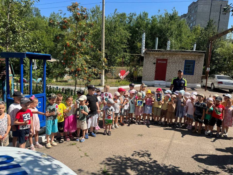 В дошкольных учреждениях Краснодона прошла акция "Безопасное лето!" с участием сотрудников ОГИБДД ОМВД «Краснодонский» В дошкольных учреждениях Краснодона прошла акция "Безопасное лето!" с участием сотрудников ОГИБДД ОМВД «Краснодонский»