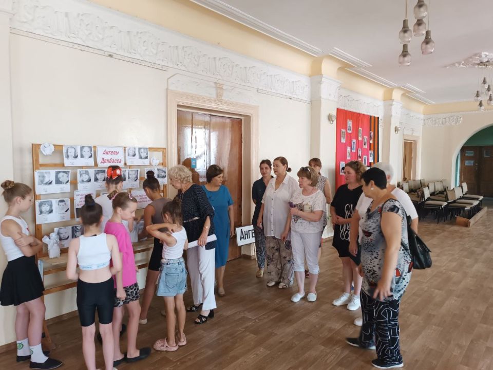 В Кировском городском Дворце культуры состоялся урок памяти «БЕЛЫЕ АНГЕЛЫ ДОНБАССА», в котором приняли участие воспитанники образцового хореографического коллектива «Улыбка» и сотрудники городского Дворца культуры В Кировском городском Дворце культуры состоялся урок памяти «БЕЛЫЕ АНГЕЛЫ ДОНБАССА», в котором приняли участие воспитанники образцового хореографического коллектива «Улыбка» и сотрудники городского Дворца культуры