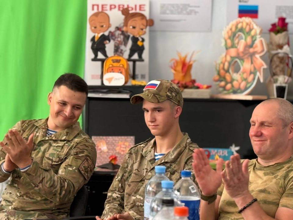 «Голубые береты ». За окном жаркая летняя погода, но ,не смотря на это ,на базе Брянковской средней школы №19 пошла дружественная встреча военнослужащих 2 батальона парашютно-десантного Костромского Гвардейского полка с... «Голубые береты ». За окном жаркая летняя погода, но ,не смотря на это ,на базе Брянковской средней школы №19 пошла дружественная встреча военнослужащих 2 батальона парашютно-десантного Костромского Гвардейского полка с...