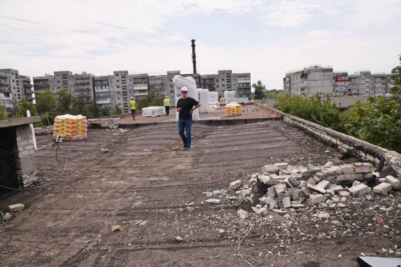 Красноярский край приступил к ремонту очередной кровли в кв. 60 лет СССР Красноярский край приступил к ремонту очередной кровли в кв. 60 лет СССР