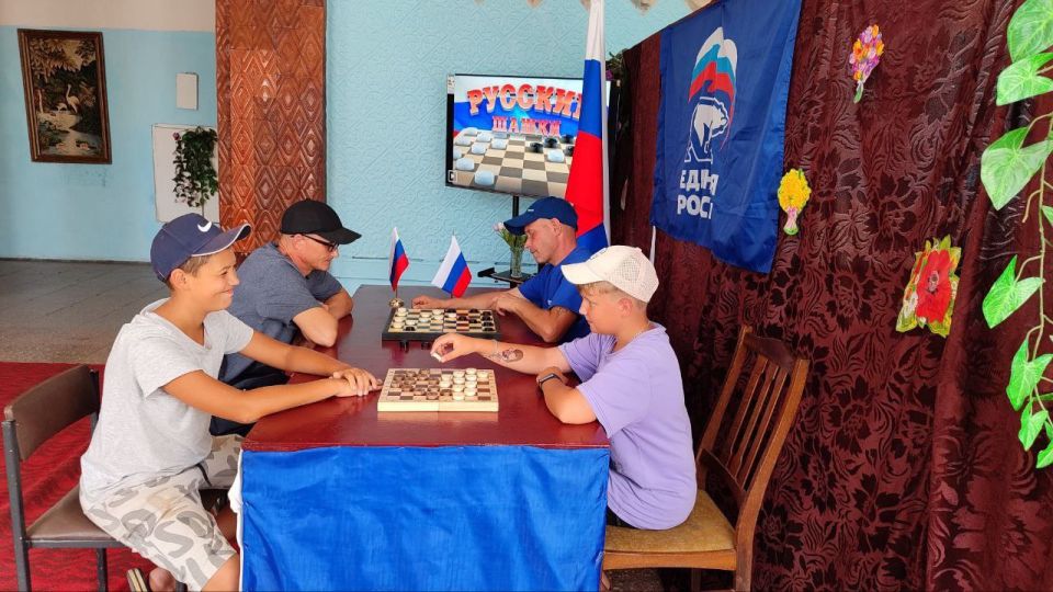 В рамках спортивного марафона "Сила России" в пгт.Запорожье прошёл шашечный турнир "Белые против чёрных" В рамках спортивного марафона "Сила России" в пгт.Запорожье прошёл шашечный турнир "Белые против чёрных"
