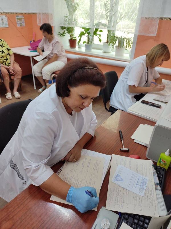 Специалисты Меловской ЦРМБ осмотрели жителей с.Велихоцк Специалисты Меловской ЦРМБ осмотрели жителей с.Велихоцк