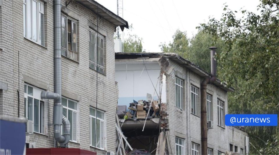 Накануне на третий этаж обрушившегося здания в Екатеринбурге подняли несколько тяжелых станков Накануне на третий этаж обрушившегося здания в Екатеринбурге подняли несколько тяжелых станков