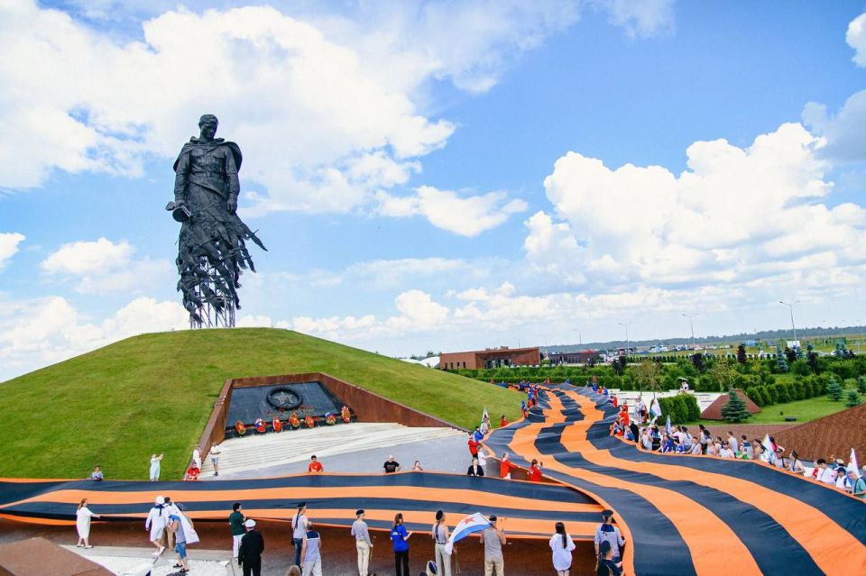 Команда активистов Молодой Гвардии Единой России и Волонтёрской Роты из Луганской Народной Республики, Донецкой Народной Республики, Запорожской и Херсонской областей заняла 1 место среди команд на форуме «Ржевская Битва» в... Команда активистов Молодой Гвардии Единой России и Волонтёрской Роты из Луганской Народной Республики, Донецкой Народной Республики, Запорожской и Херсонской областей заняла 1 место среди команд на форуме «Ржевская Битва» в...