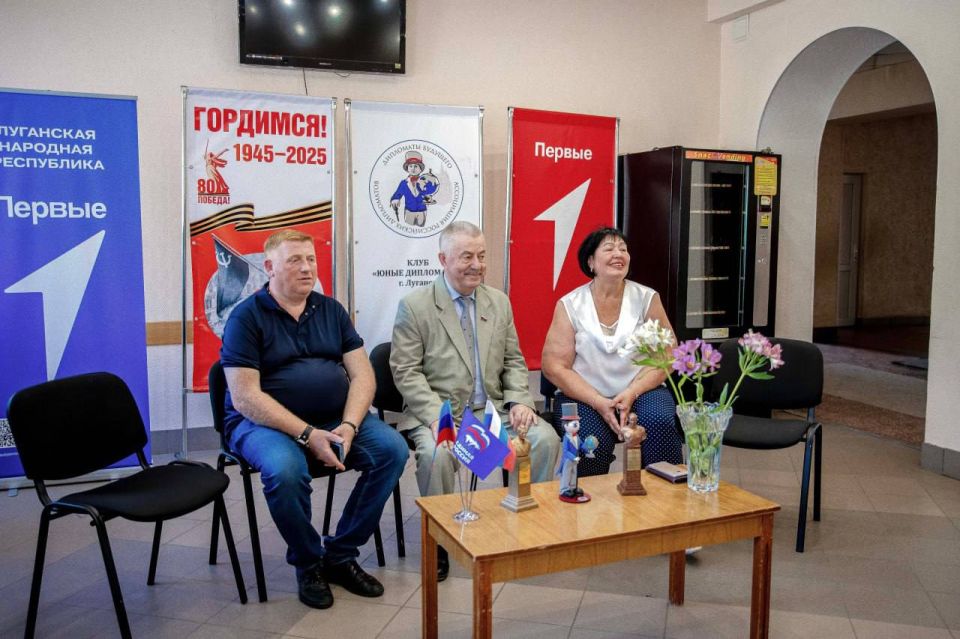 Депутат Государственной думы РФ Виктор Водолацкий вручил наборы со школьными принадлежностями будущим первоклассникам Луганской гимназии №30 имени Фесенко в рамках акции «Собери ребенка в школу» Депутат Государственной думы РФ Виктор Водолацкий вручил наборы со школьными принадлежностями будущим первоклассникам Луганской гимназии №30 имени Фесенко в рамках акции «Собери ребенка в школу»