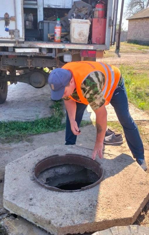 Специалисты Луганскводы произвели замену поврежденного водопроводного участка в п. Изварино Специалисты Луганскводы произвели замену поврежденного водопроводного участка в п. Изварино