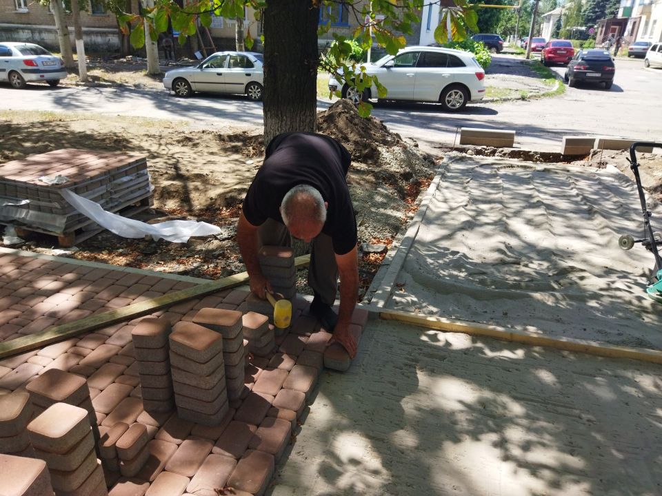 В Ровеньках продолжаются работы по благоустройству аллеи по улице Ленина В Ровеньках продолжаются работы по благоустройству аллеи по улице Ленина