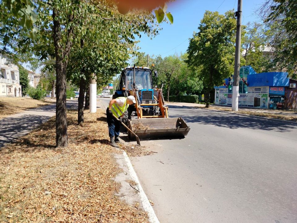 В Стаханове продолжаются работы по санитарной очистке города В Стаханове продолжаются работы по санитарной очистке города
