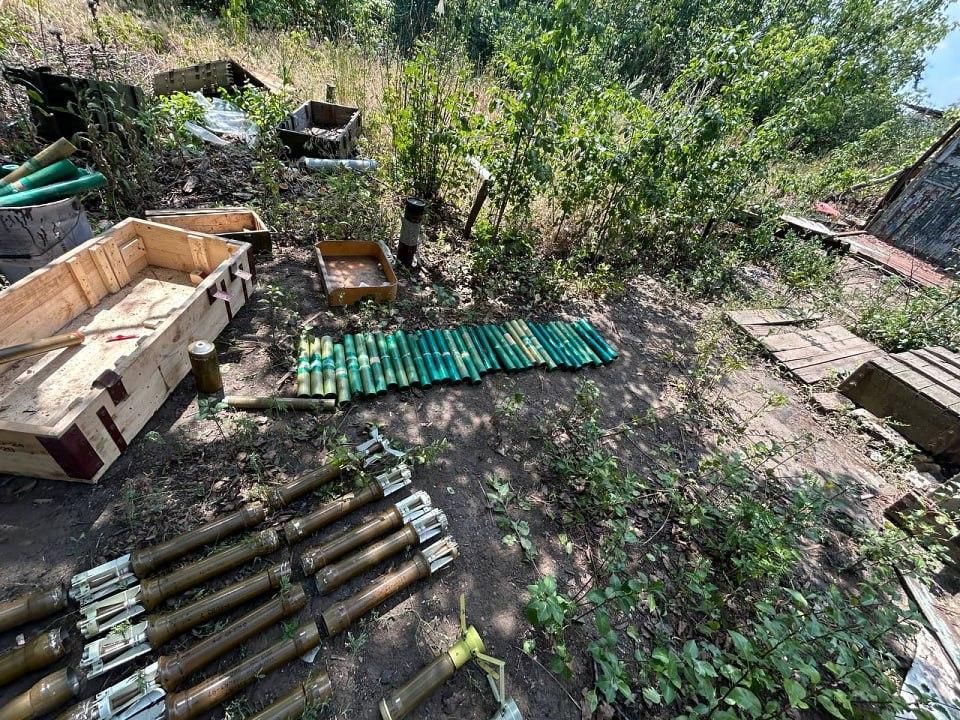 Оперативники выявили крупный схрон боеприпасов в полуразрушенном частном доме на территории ЛНР Оперативники выявили крупный схрон боеприпасов в полуразрушенном частном доме на территории ЛНР