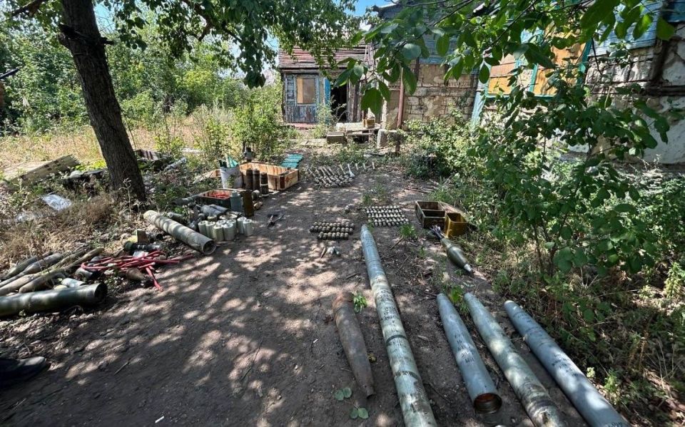 Оперативники выявили крупный схрон боеприпасов в полуразрушенном частном доме на территории ЛНР Оперативники выявили крупный схрон боеприпасов в полуразрушенном частном доме на территории ЛНР