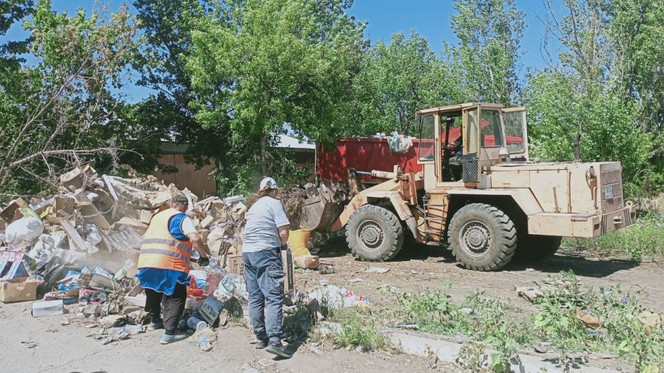 В Стаханове продолжаются работы по санитарной очистке города В Стаханове продолжаются работы по санитарной очистке города