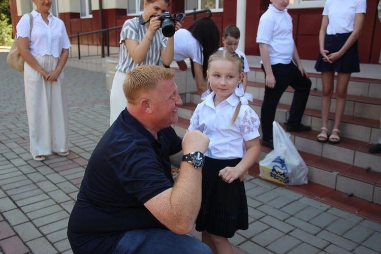 «Собери ребёнка в школу»: В Луганске детям участников СВО и многодетным семьям вручили школьные рюкзаки «Собери ребёнка в школу»: В Луганске детям участников СВО и многодетным семьям вручили школьные рюкзаки