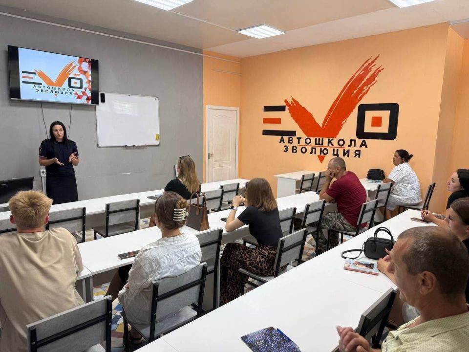 Сотрудники ОГИБДД ОМВД России "Станично-Луганский" с целью профилактики дорожно-транспортных происшествий посетили автошколу "Эволюция" в Станично-Луганском округе, где провели беседу с будущими водителями