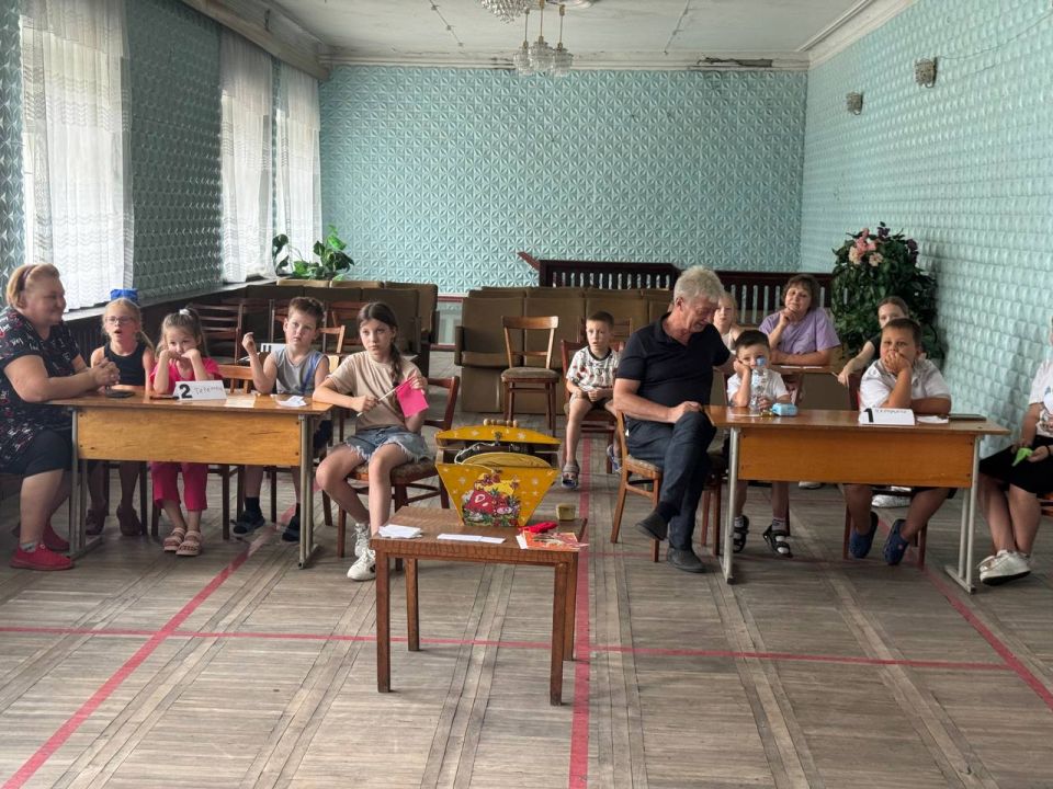 Путешествие в сказку. Активисты Единой России провели в клубе посёлка 22-4бис незабываемый праздник — «Путешествие в сказку», где каждый ребёнок смог окунуться в мир волшебства и веселья Путешествие в сказку. Активисты Единой России провели в клубе посёлка 22-4бис незабываемый праздник — «Путешествие в сказку», где каждый ребёнок смог окунуться в мир волшебства и веселья