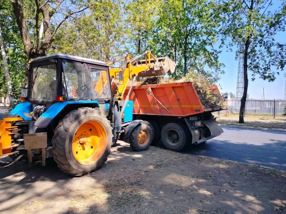 В Стаханове продолжаются работы по санитарной очистке города В Стаханове продолжаются работы по санитарной очистке города