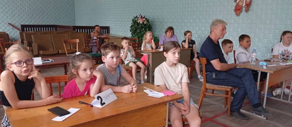 Путешествие в сказку. Активисты Единой России провели в клубе посёлка 22-4бис незабываемый праздник — «Путешествие в сказку», где каждый ребёнок смог окунуться в мир волшебства и веселья Путешествие в сказку. Активисты Единой России провели в клубе посёлка 22-4бис незабываемый праздник — «Путешествие в сказку», где каждый ребёнок смог окунуться в мир волшебства и веселья