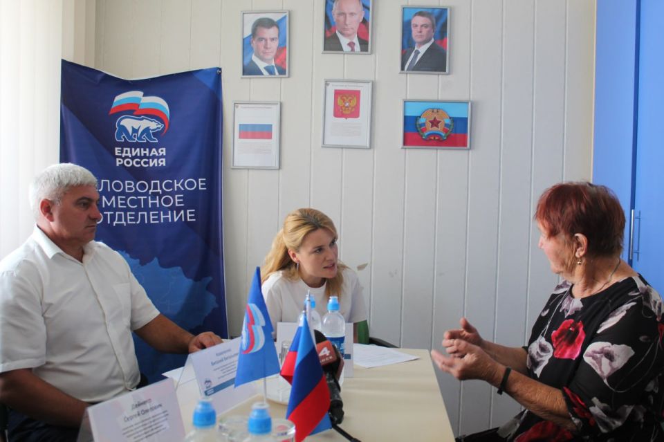 Виталий Коваленко: Сегодня Беловодский муниципальный округ с рабочим визитом посетила сенатор Совета Федерации от исполнительной власти ЛНР Дарья Лантратова Виталий Коваленко: Сегодня Беловодский муниципальный округ с рабочим визитом посетила сенатор Совета Федерации от исполнительной власти ЛНР Дарья Лантратова