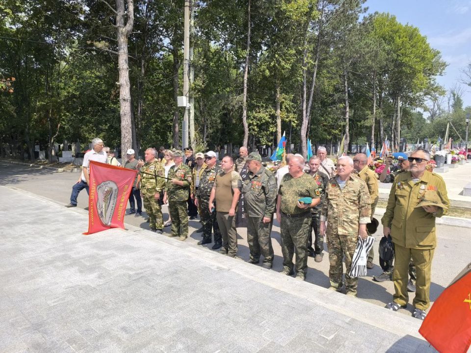 "Нет в России семьи такой, где б не памятен был свой герой..." "Нет в России семьи такой, где б не памятен был свой герой..."