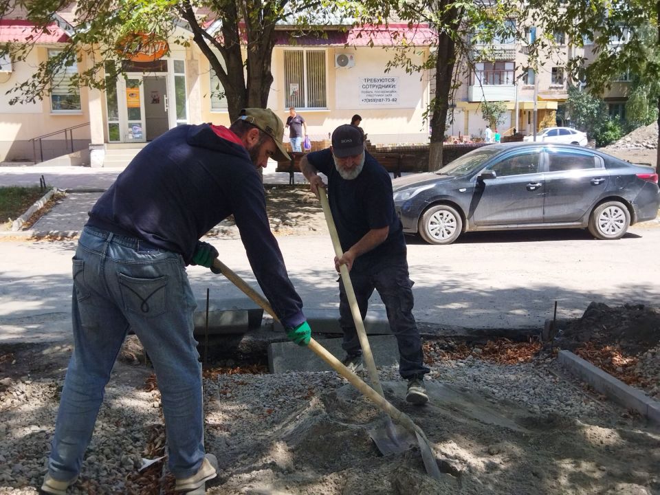 В Ровеньках продолжаются работы по благоустройству аллеи по улице Ленина В Ровеньках продолжаются работы по благоустройству аллеи по улице Ленина