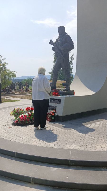 "Нет в России семьи такой, где б не памятен был свой герой..." "Нет в России семьи такой, где б не памятен был свой герой..."
