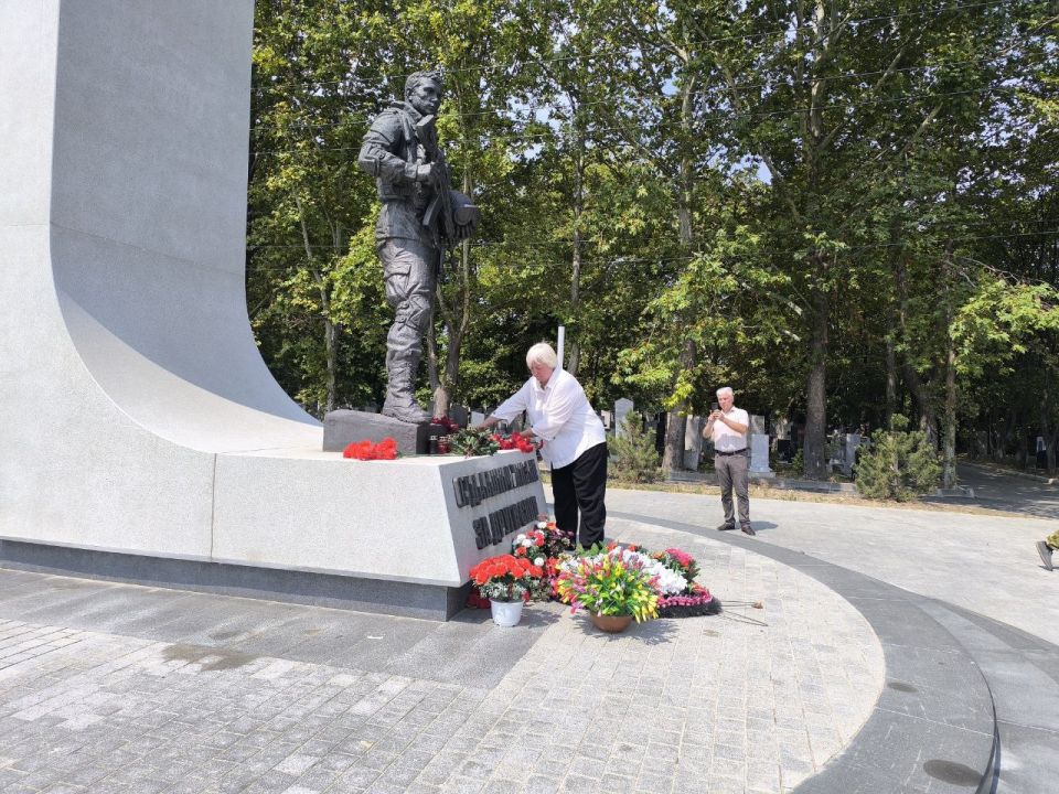 "Нет в России семьи такой, где б не памятен был свой герой..." "Нет в России семьи такой, где б не памятен был свой герой..."