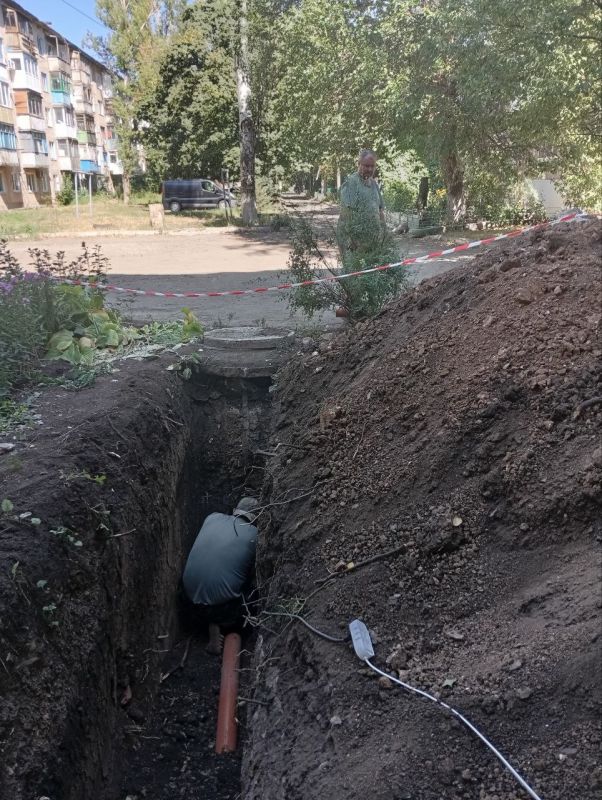 Коммунальные будни. Общество с ограниченной ответственностью "КОМ-СЕРВИС" ведет работы по ремонту системы водоотведения подъезда № 3 в многоквартирном доме № 9 на кв. Шахтерский Коммунальные будни. Общество с ограниченной ответственностью "КОМ-СЕРВИС" ведет работы по ремонту системы водоотведения подъезда № 3 в многоквартирном доме № 9 на кв. Шахтерский