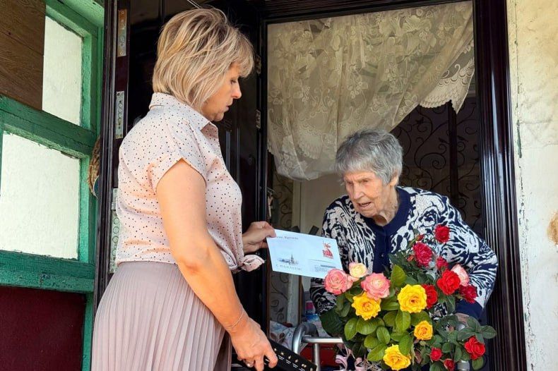 В Червонопартизанске поздравили юбиляра с 90-летием В Червонопартизанске поздравили юбиляра с 90-летием