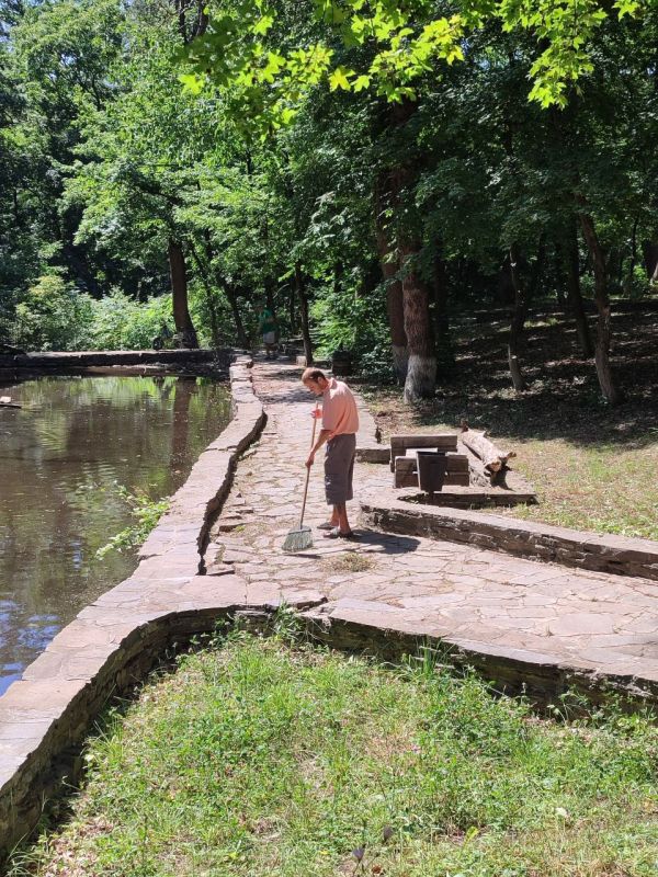 В летний период, когда на улице стоит знойная жара, парк культуры им. Героев становится популярным местом для отдыха!!! В летний период, когда на улице стоит знойная жара, парк культуры им. Героев становится популярным местом для отдыха!!!