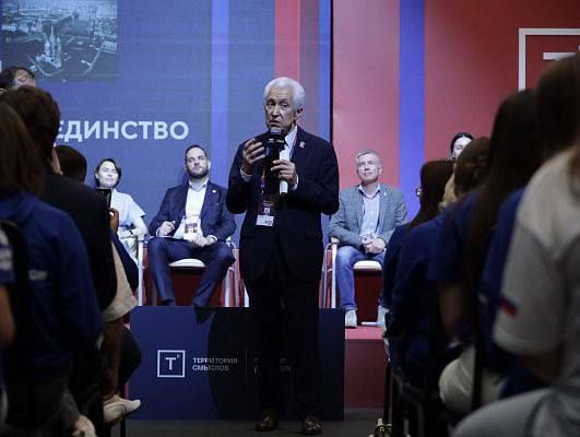 Приняла участие во Всероссийском молодежном образовательном форуме «Территория смыслов» вместе с руководителем нашей фракции Владимиром Абдуалиевичем Васильевым и коллегами-депутатами Приняла участие во Всероссийском молодежном образовательном форуме «Территория смыслов» вместе с руководителем нашей фракции Владимиром Абдуалиевичем Васильевым и коллегами-депутатами