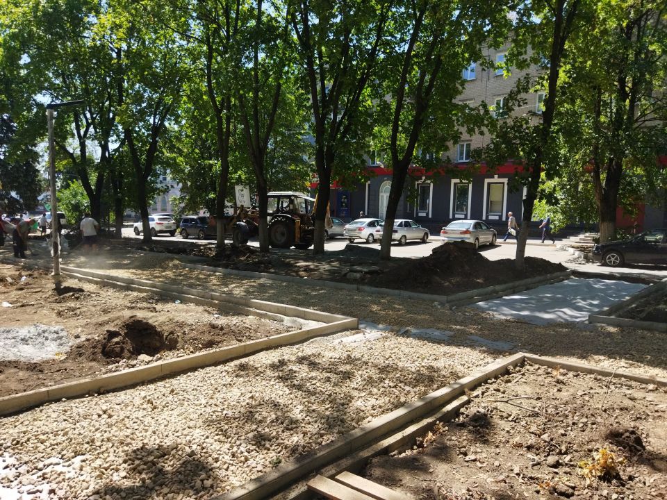 В Ровеньках продолжаются работы по благоустройству аллеи по улице Ленина В Ровеньках продолжаются работы по благоустройству аллеи по улице Ленина